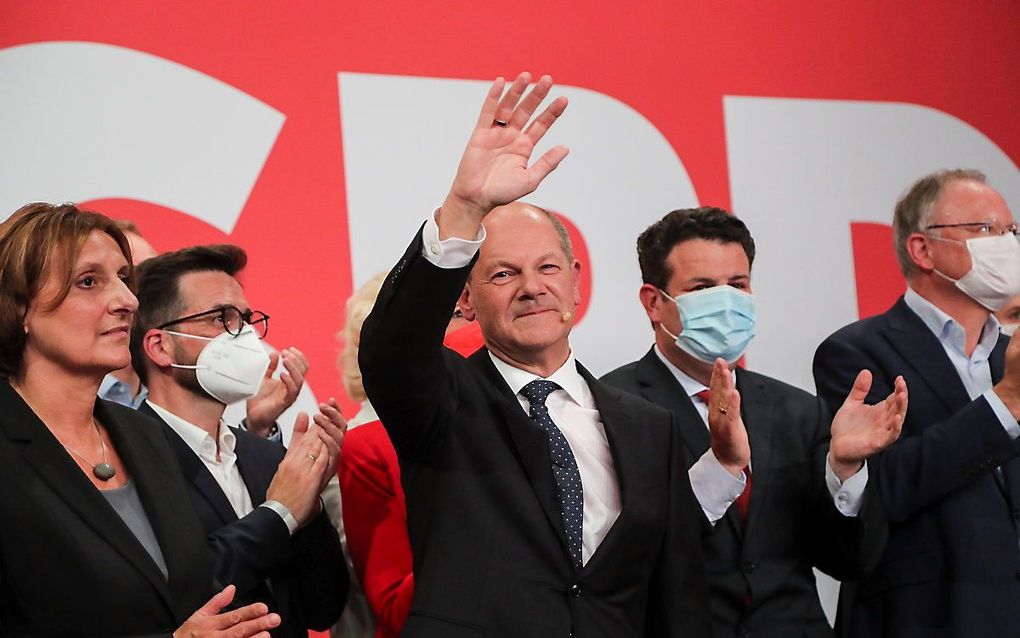 Scholz (midden) na zijn overwinning. beeld EPA, FOCKE STRANGMANN