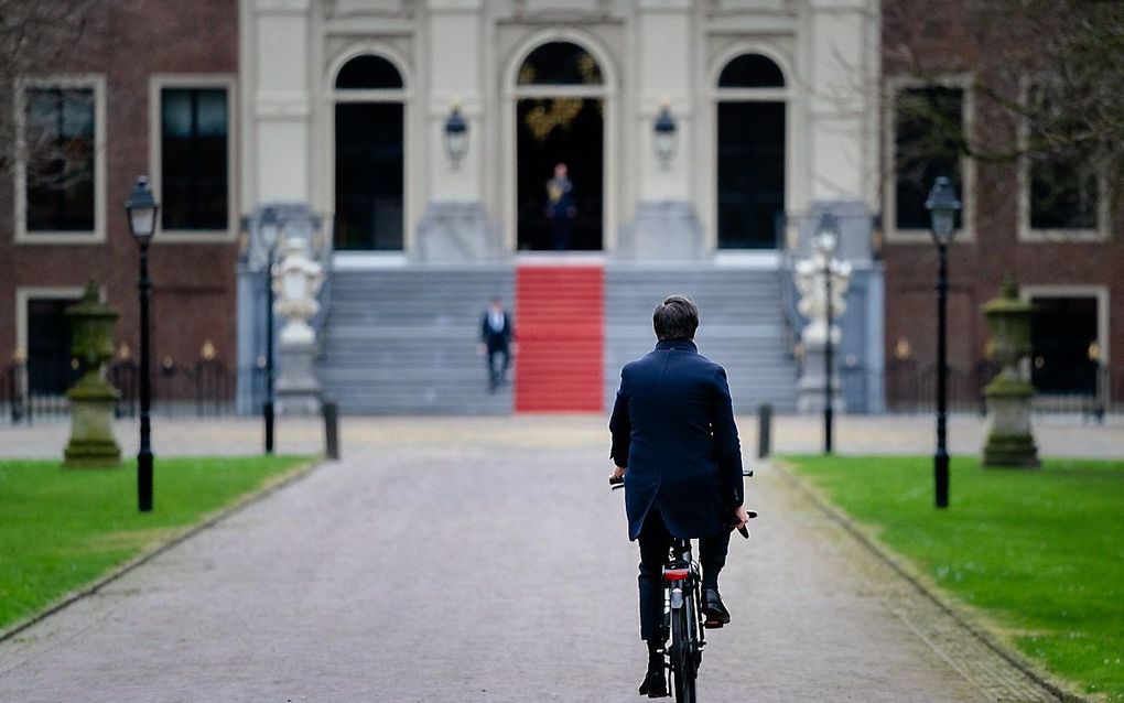 Premier Rutte op de fiets onderweg naar de koning, januari 2021. beeld ANP, Bart Maat