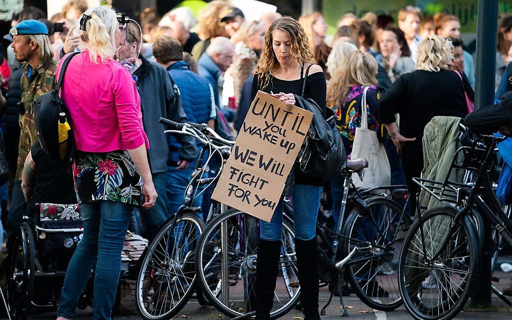 Demonstranten bij restaurant Waku Waku in Utrecht. De coronacijfers zijn weliswaar gunstig, maar deskundigen vinden het nog te vroeg om álle maatregelen inclusief de coronapas los te laten. beeld ANP, Jeroen Jumelet