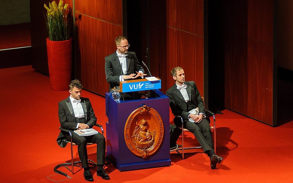 Promovendus Jos de Weerd met aan weerszijden zijn paranimfen. beeld Ronald Bakker