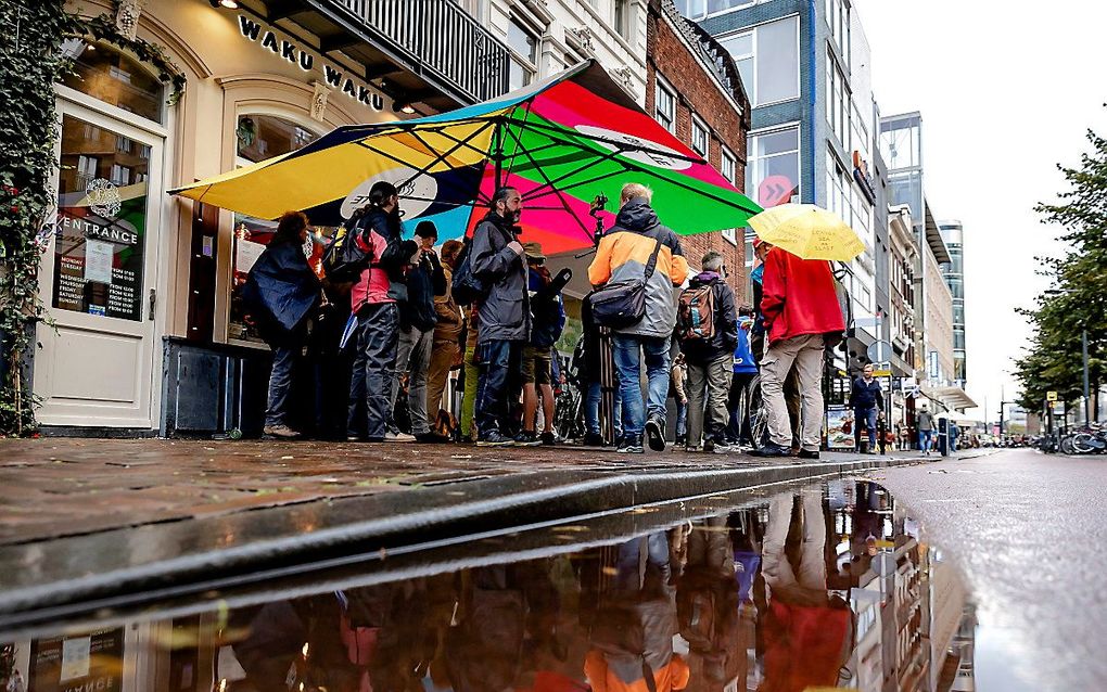 Steunbetuigers van horecazaak Waku Waku op het terras. beeld ANP, ROBIN VAN LONKHUIJSEN