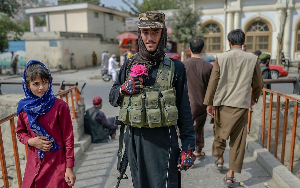 Talibanstrijder in Kabul voorafgaande aan het vrijdaggebed. beeld AFP, BULENT KILIC