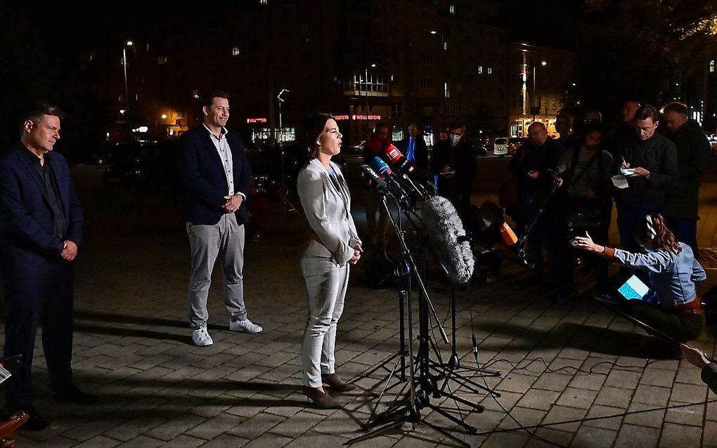 Onderhandelaars van SPD en De Groenen staan de pers te woord. beeld AFP, Tobias Schwarz