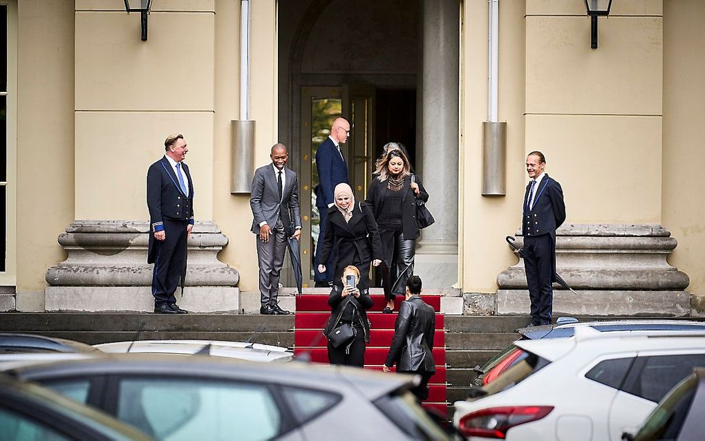 Gedupeerde ouders van de kinderopvangtoeslag verlaten Paleis Noordeinde na een gesprek met koning Willem-Alexander. De ouders hadden de koning per brief verzocht om een gesprek. beeld ANP, Phil Nijhuis