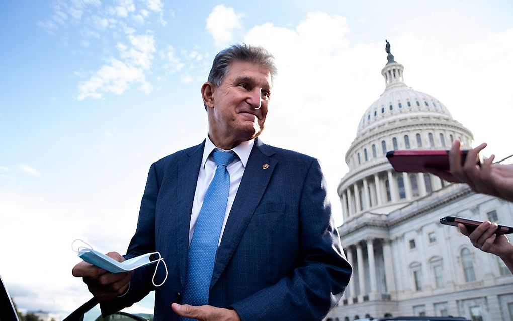 Joe Manchin, senator voor de Democraten, bij het Capitool. beeld EPA, Michael Reynolds