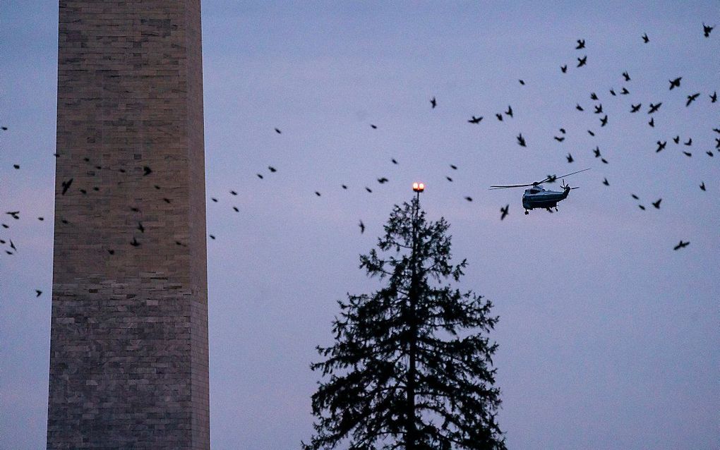 President Biden vliegt in de Marine One langs het Washington Monument. beeld EPA, SHAWN THEW