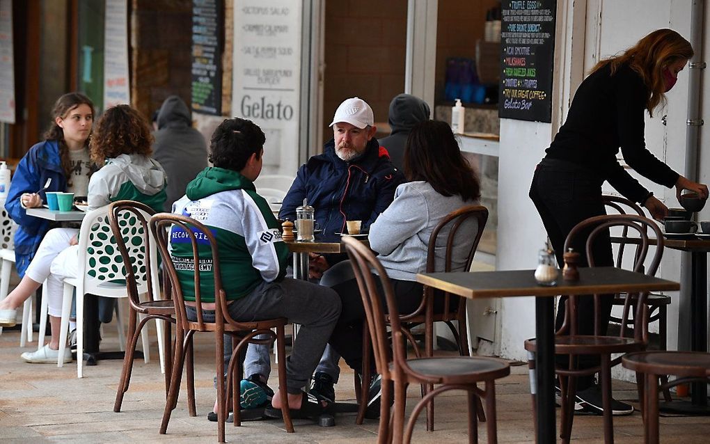 Terrassen in Sydney gaan weer open. beeld EPA, JOEL CARRETT