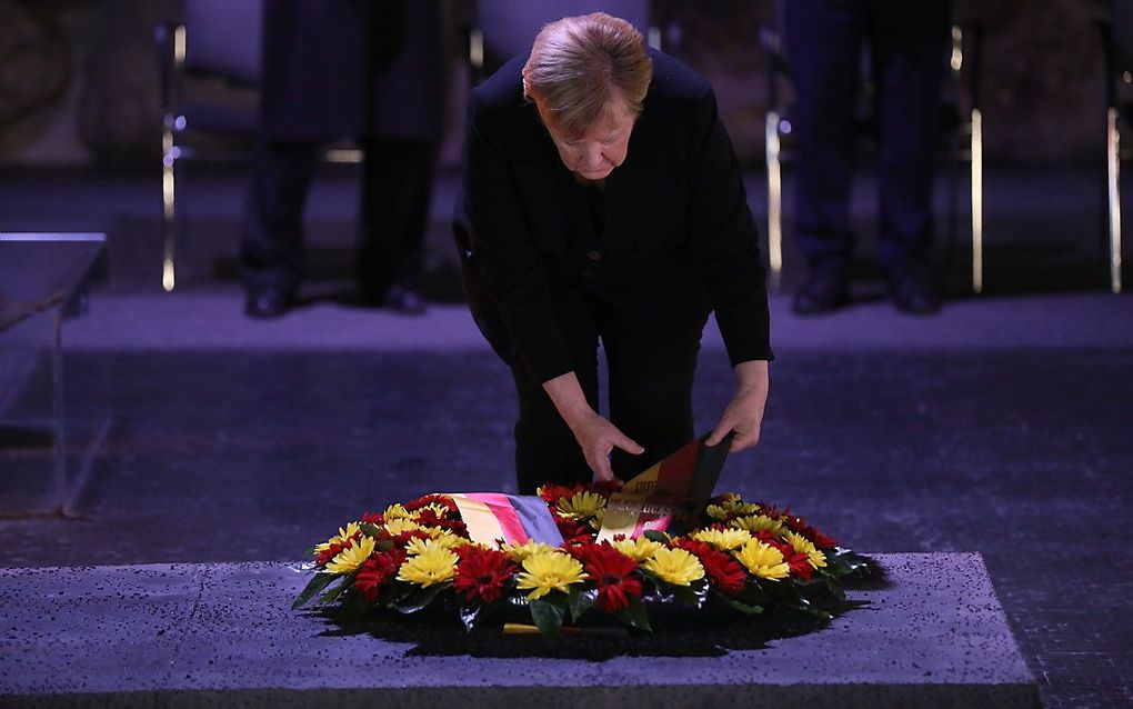 Merkel legt een krans bij Yad Vashem. beeld EPA, ABIR SULTAN