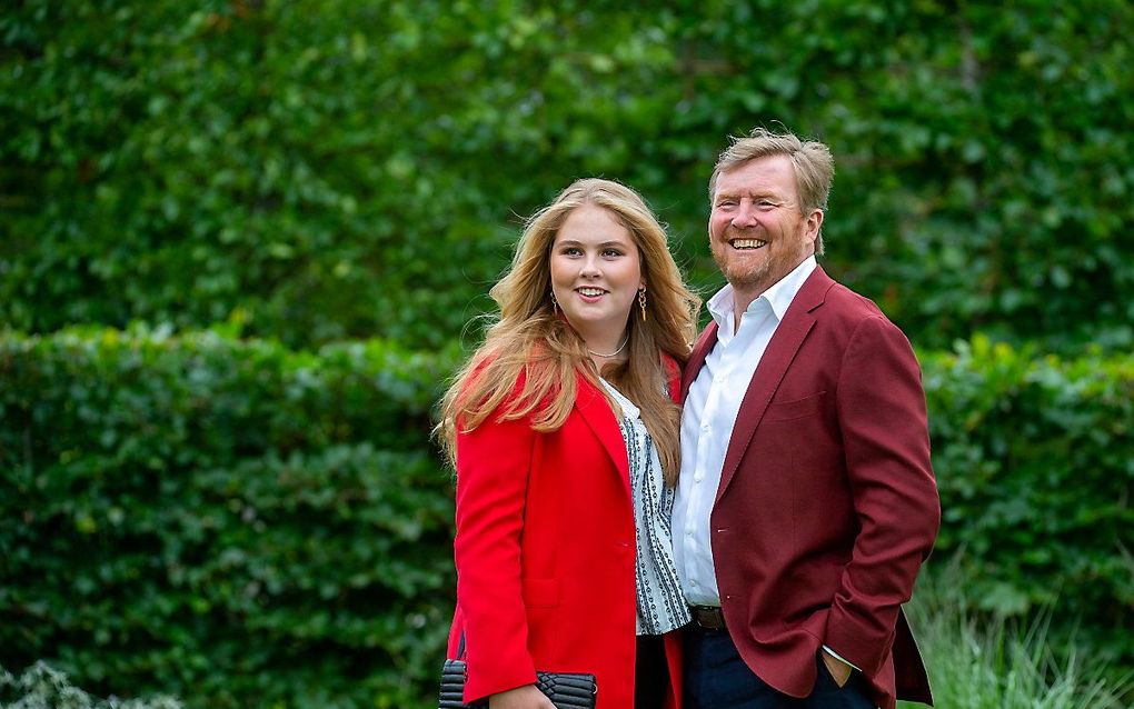 Koning Willem-Alexander en prinses Amalia tijdens de zomerfotosessie bij Paleis Huis ten Bosch. beeld ANP, Frank van Beek