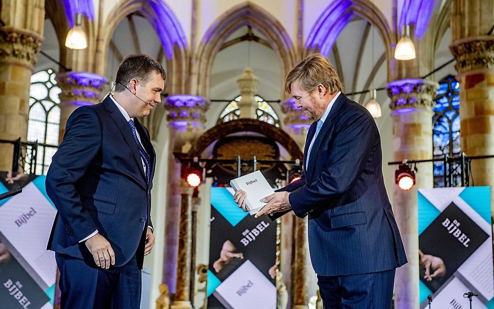 Koning Willem-Alexander nam woensdag in de Grote Kerk in Den Haag het eerste exemplaar van de NBV21, de vernieuwde bijbelvertaling, in ontvangst. Koning Willem-Alexander is beschermheer van het Nederlands-Vlaams Bijbelgenootschap. beeld ANP, Robin Utrecht