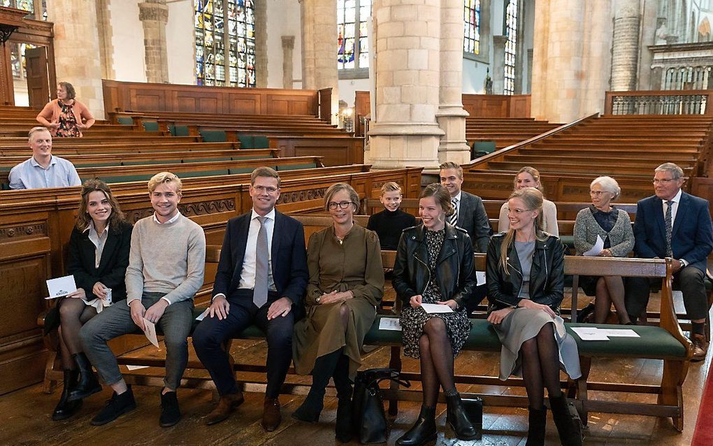 Laurens Kroon (vooraan, derde van links) met zijn gezin bij het afscheidssymposium ter gelegenheid van zijn vertrek als directeur bij de Jeugdbond Gereformeerde Gemeenten (JBGG). beeld RD, Anton Dommerholt