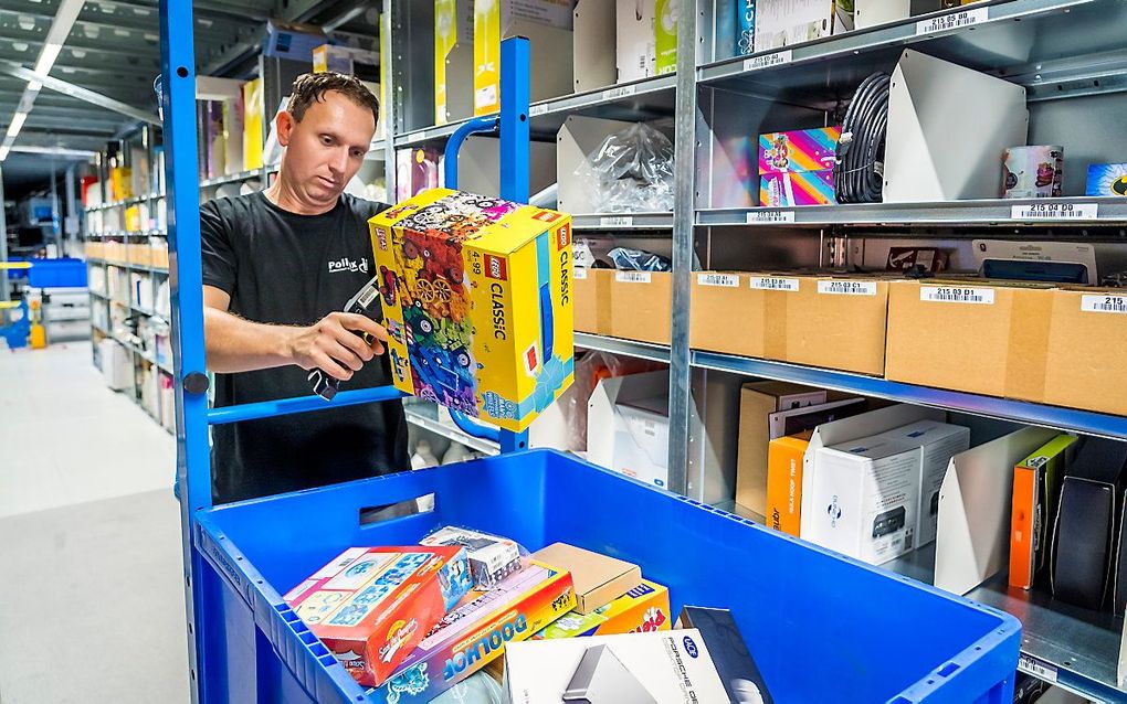 Pakjes worden voor verzending gesorteerd in het distributiecentrum van Bol.com. beeld ANP, Lex van Lieshout