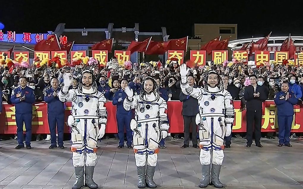 De drie Chinese 'taikonauten' tijdens hun vertrekceremonie. beeld AFP, CCTV