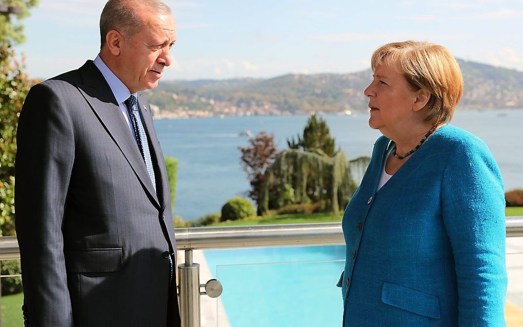 De Turkse president Erdogan en de Duitse bondskanselier Angela Merkel zaterdag in Istanbul. beeld EPA