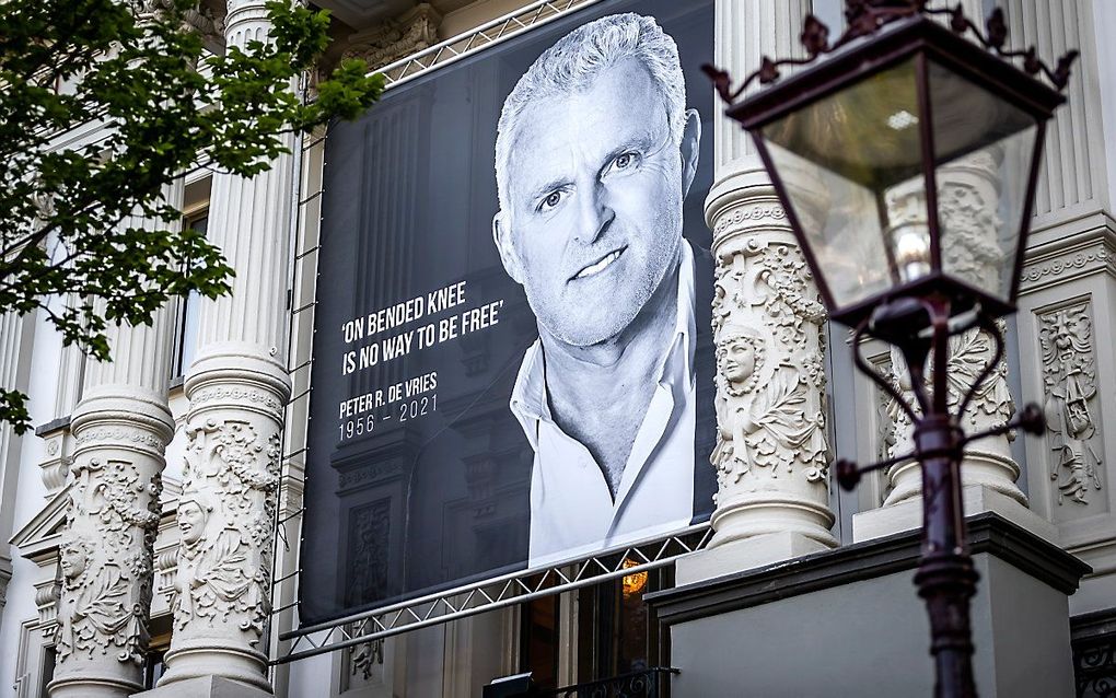 Een grote foto op Koninklijk Theater Carré van Peter R. de Vries op de dag van zijn afscheid voor het publiek. beeld ANP, Remko de Waal