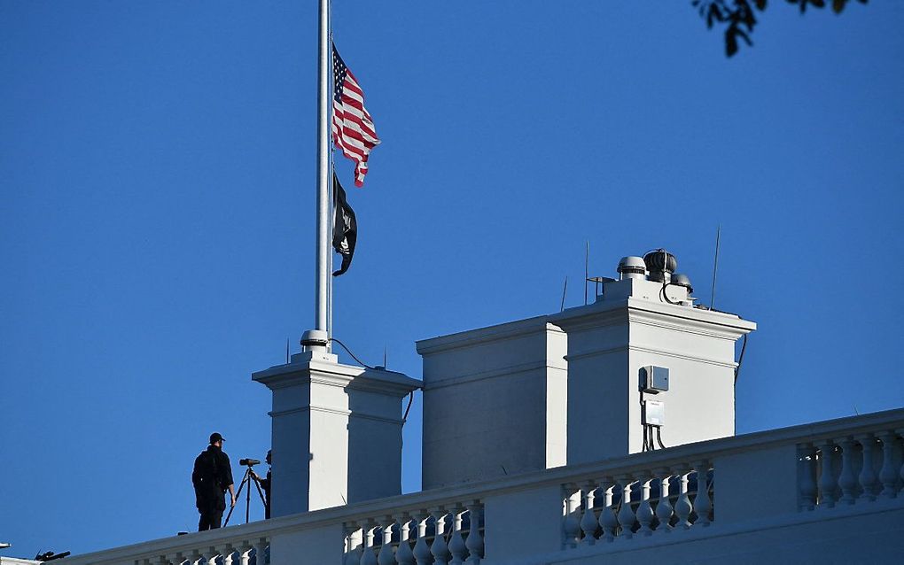 De vlag op het Witte Huis in Washington hangt halfstok vanwege het overlijden van Powell.  beeld AFP, Nicholas Kamm