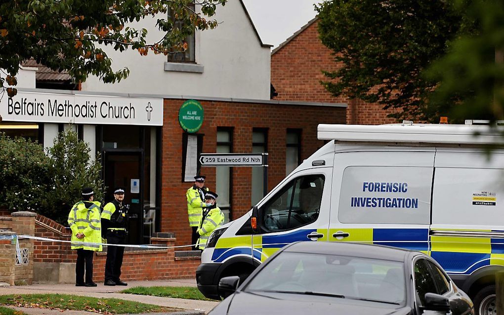 De kerk waar het Engelse parlementslid David Amess werd neergestoken in Leigh-on-Sea werd na de dodelijke aanslag afgeschermd door de politie. beeld AFP, Tolga Akmen