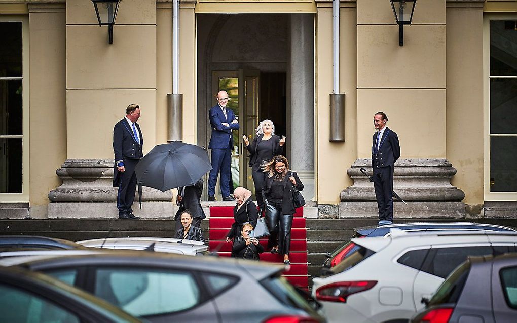 Gedupeerde ouders van de kinderopvangtoeslag verlaten Paleis Noordeinde na een gesprek met Koning Willem-Alexander. beeld ANP, Phil Nijhuis