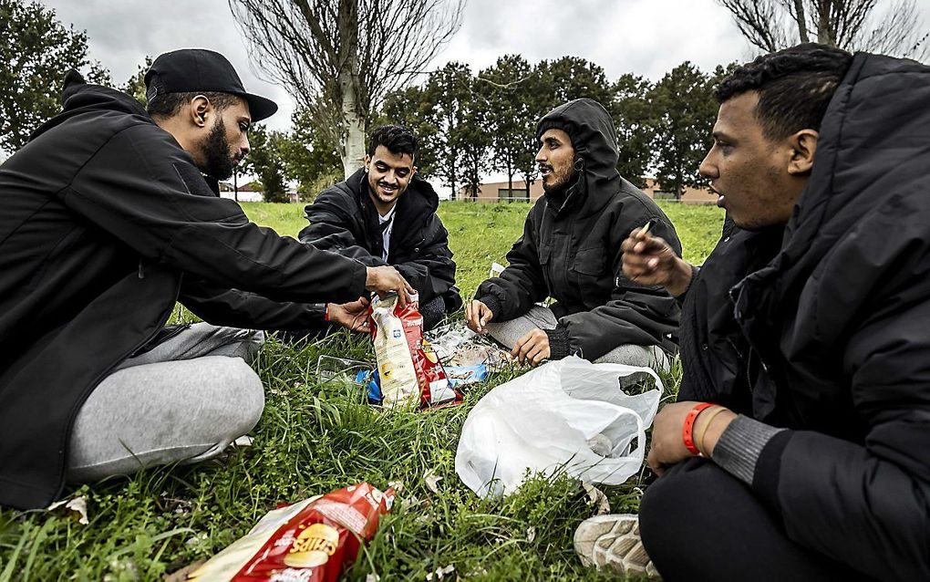 Asielzoekers bij het aanmeldcentrum voor asielzoekers in het Groningse dorp Ter Apel. Het azc zit overvol. beeld ANP REMKO DE WAAL