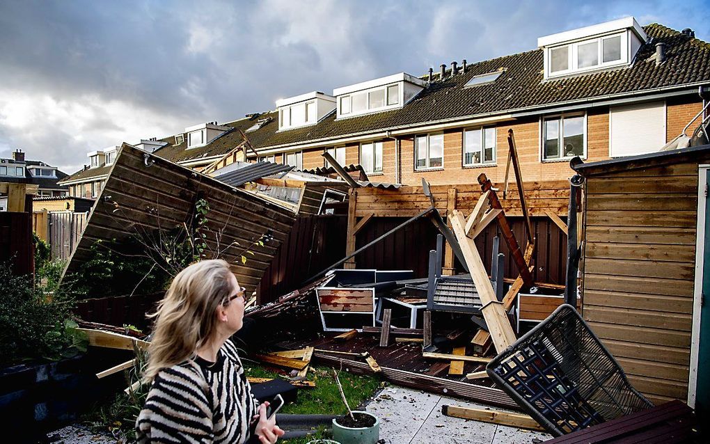 Schade door een windhoos in Barendrecht. beeld ANP, Robin Utrecht