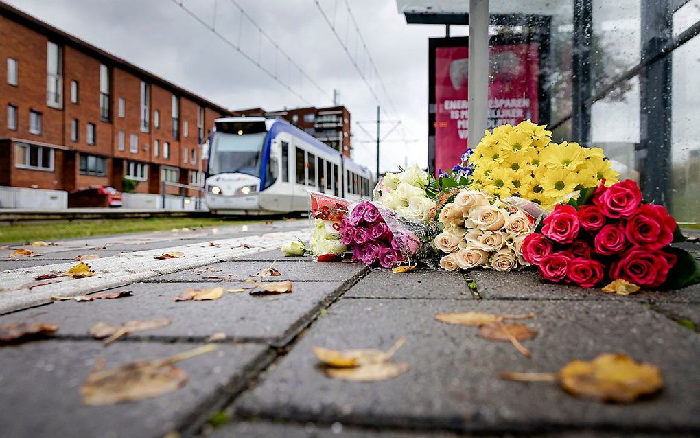 Bloemen bij de tramhalte aan de Anthony Fokkersingel. beeld ANP, ROBIN VAN LONKHUIJSEN