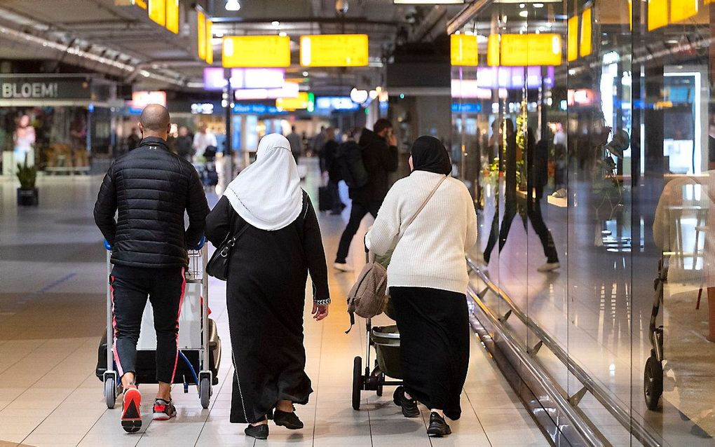 Reizigers naar Marokko op Schiphol. beeld ANP, EVERT ELZINGA