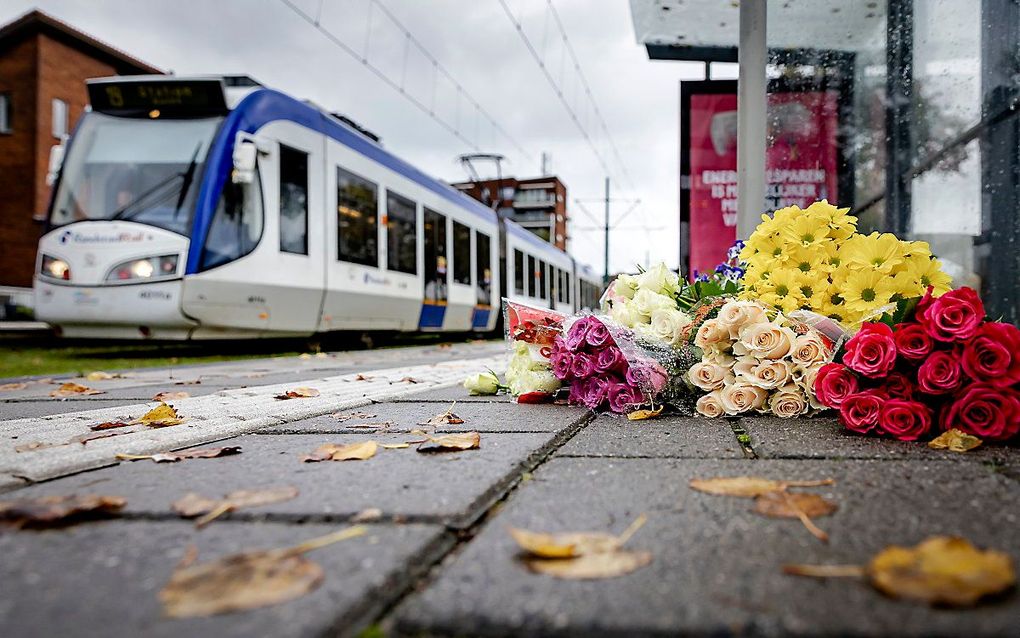 Bloemen bij de Haagse tramhalte waar vorige week maandag een man overleed nadat hij onder een tram kwam. beeld ANP, Robin van Lonkhuijsen