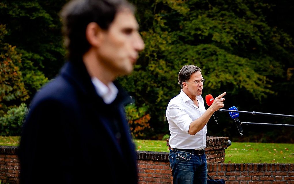 CDA-leider Wopke Hoekstra en VVD-leider Mark Rutte op landgoed De Zwaluwenberg voor de voortgang van de formatiegesprekken. beeld ANP, REMKO DE WAAL