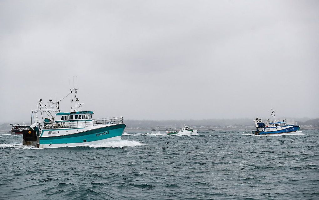 Franse visserboten keren terug van een protest voor de haven van het Britse Saint Helier om aandacht te vragen voor viswaterproblematiek na de brexit. beeld AFP, Sameer Al-Doumy