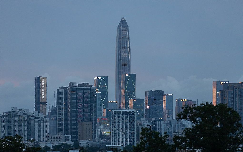 Ping An International Finance Center, een wolkenkrabber in de Chinese stad Shenzhen, bij Hongkong. De toren telt 115 verdiepingen en is 599 meter hoog. beeld EPA, Jerome Favre