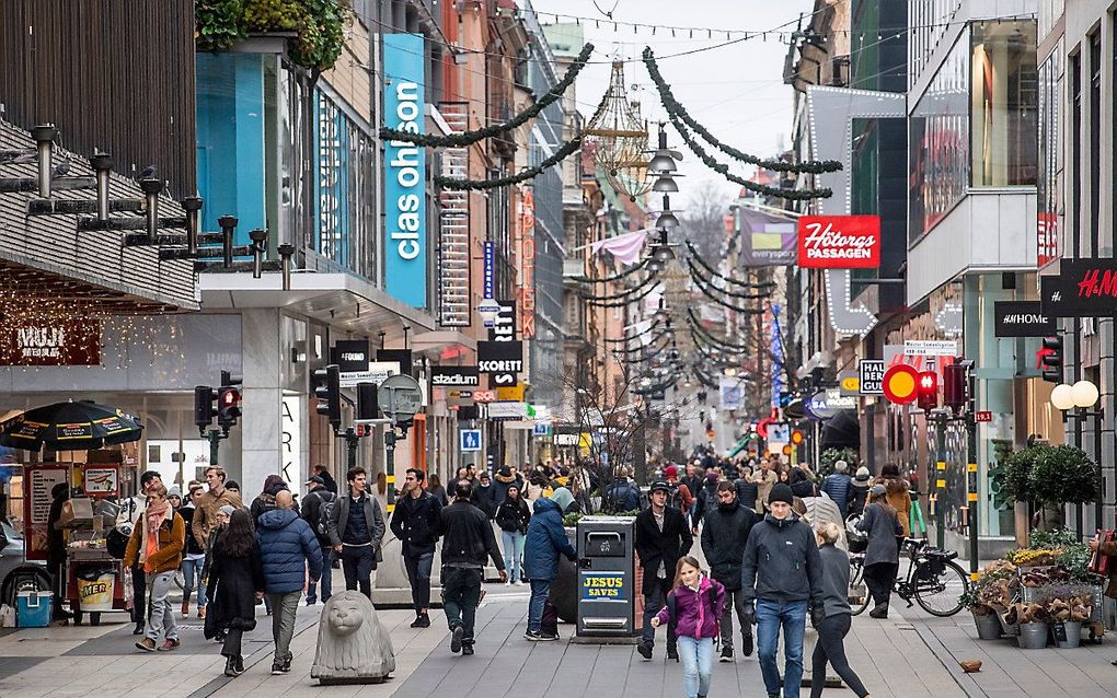 Volle winkelstraten in Stockholm. beeld AFP, Fredrik Sandberg