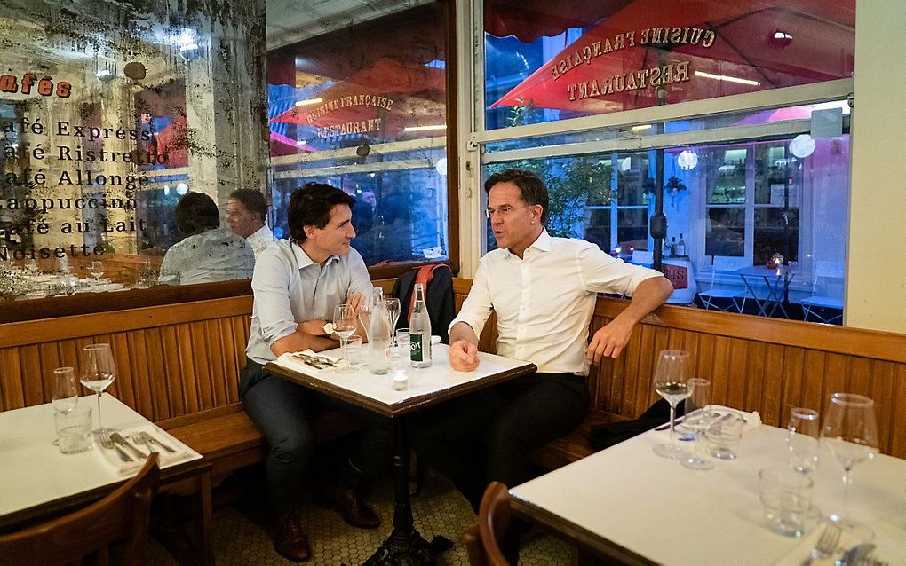 Demissionair minister-president Mark Rutte en zijn Canadese collega Justin Trudeau voorafgaand aan een gezamenlijk diner in restaurant Pastis in Den Haag. beeld ANP BART MAAT