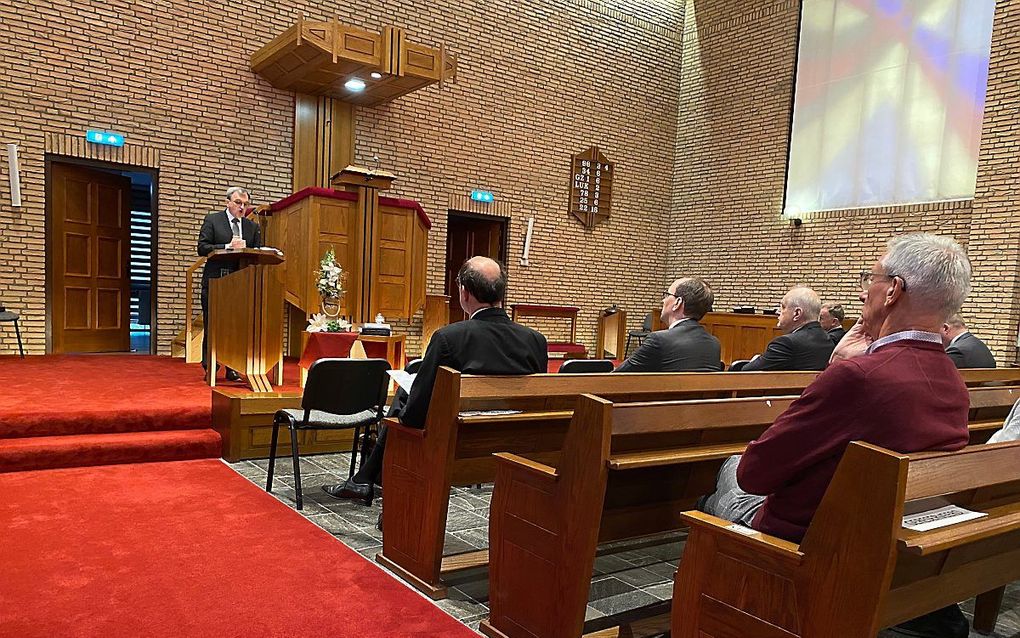 Dr. A. J. van den Herik sprak zaterdag op de toerustingsdag van de Hervormde Mannenbond in Ridderkerk. beeld RD