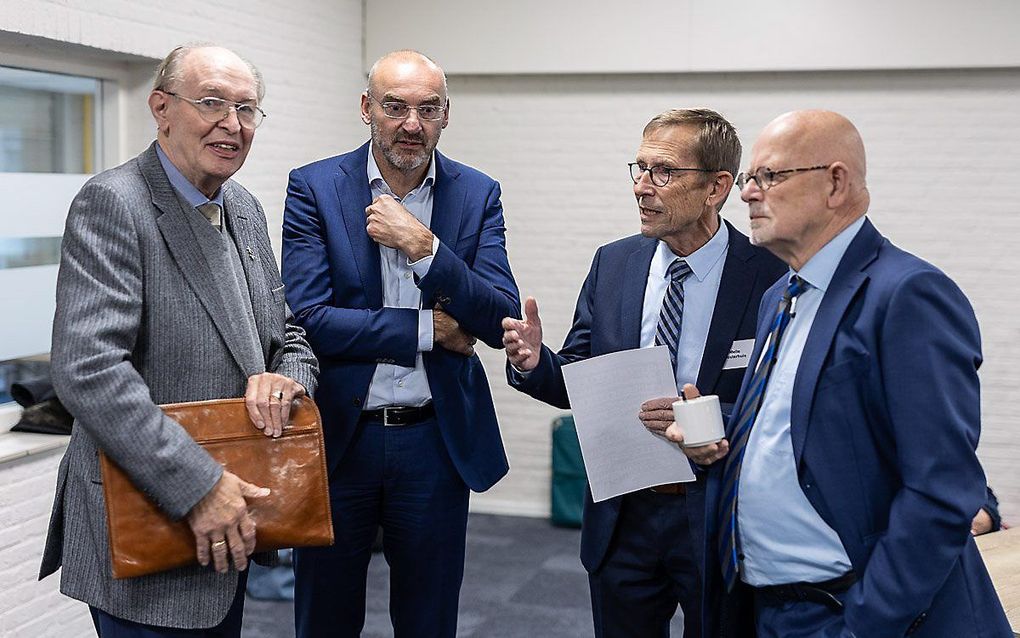 Van links naar rechts: Klaas Veenhof, Roel Kuiper, ds. Melle Oosterhuis en Jan Westert. beeld André Dorst