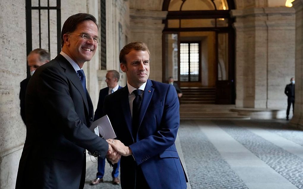 Premier Rutte en de Franse president Macron in Rome tijdens de G20. beeld EPA, Gregorio Borgia