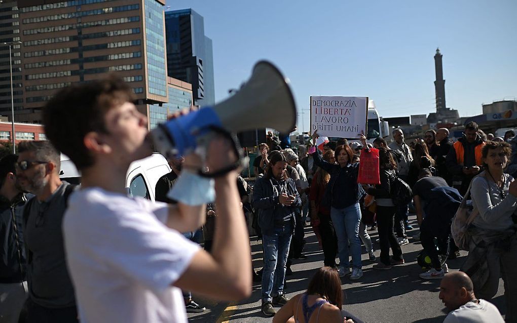 Protest tegen coronamaatregelen in de Italiaanse stad Genua. beeld AFP, Marco Bertorello