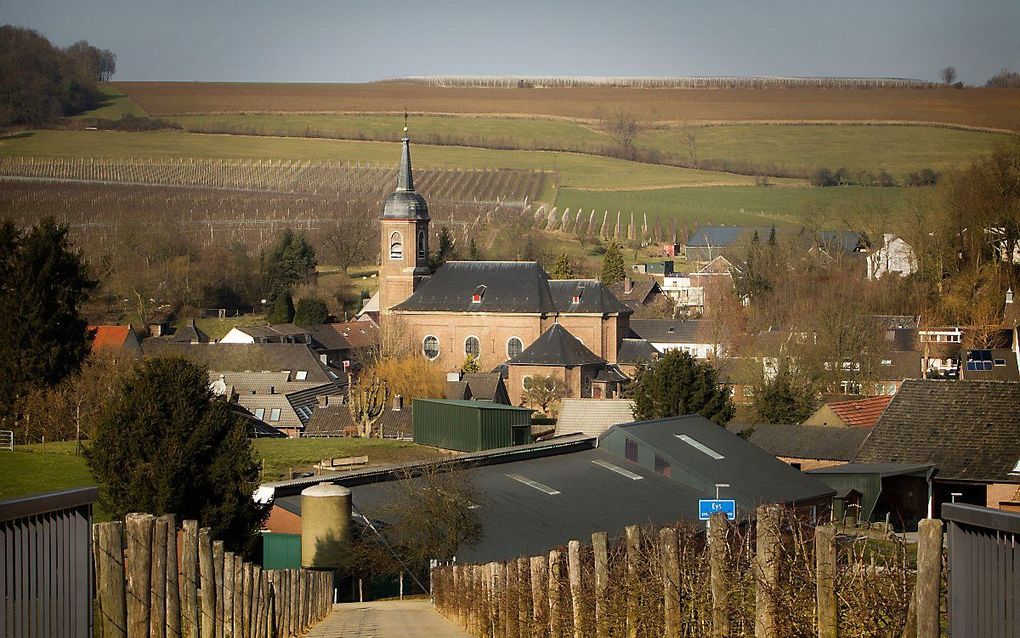 Voor rooms-katholieke kerken op het platteland moeten de deuren vaak sluiten. Foto: de kerk te Eijs.  beeld RD, Henk Visscher