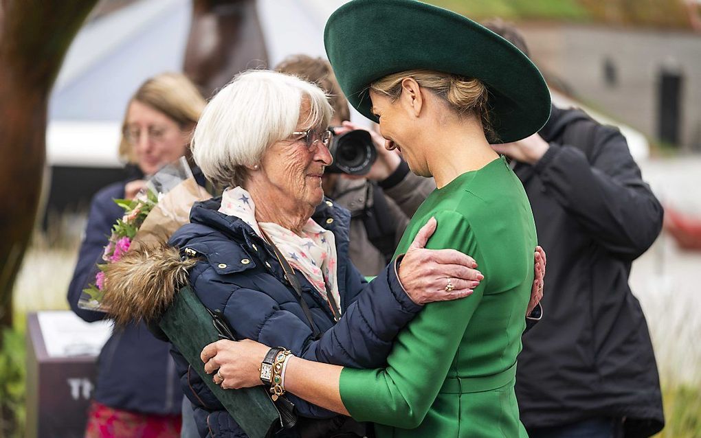 Koningin Maxima omhelst koningshuisfan Jose tijdens haar bezoek aan het hoofdkantoor van AFAS in Leusden. beeld ANP EROEN JUMELET