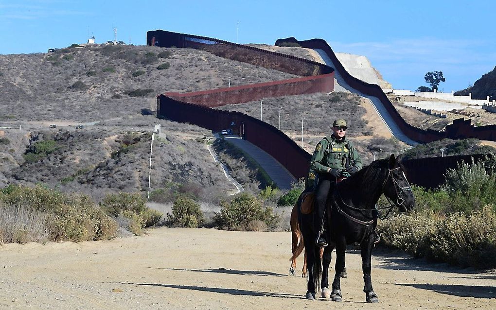 Amerikaanse grenspolitie bij de grens met Mexico. De VS heropenen de landsgrenzen met het Mexico en Canada voor gevaccineerden. Beeld AFP, Frederic J. Brown