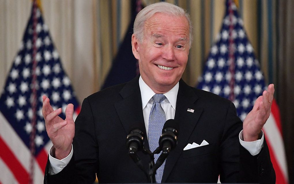 De Amerikaanse president Joe Biden reageerde vrijdag opgetogen op het nieuws dat het Congres zijn plan voor mega-investeringen in de infrastructuur steunde. beeld AFP,  Roberto Schmidt