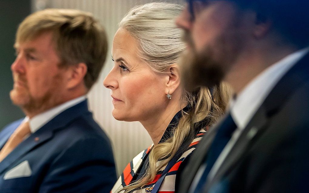 Koning Willem-Alexander, koningin Maxima en kroonprinses Mette-Marit wonen aan boord van marineschip Zr.Ms. Rotterdam een conferentie bij over Noors-Nederlandse defensiesamenwerking op de tweede dag van het staatsbezoek van het koningspaar aan Noorwegen. beeld ANP, Remko de Waal