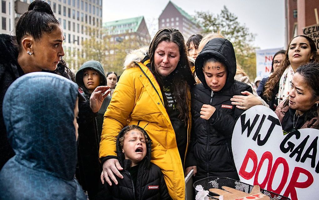 Gedupeerde ouders van de toeslagenaffaire lopen mee in de 'Mars met de Moeders' in Rotterdam. Met de mars willen de ouders aandacht vragen voor het toeslagenschandaal, waar nog geen oplossing voor gevonden is. beeld ANP, Ramon van Flymen