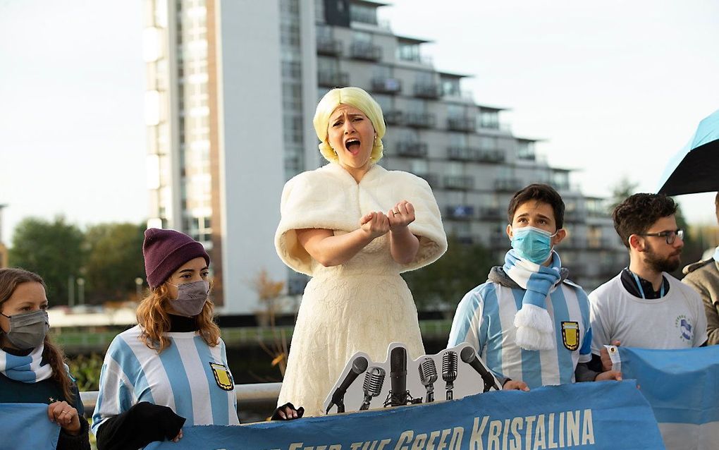 Een activist in Glasgow, verkleed als voormalige Argentijnse 'first lady' Eva Perón, eist dat de rijkere landen hun ecologische schuld afbetalen. beeld EPA, Robert Perry