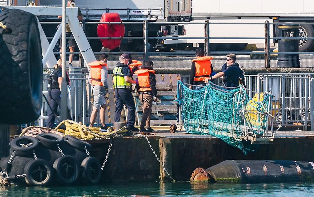 De Britse grenswacht brengt een groep vermoedelijke migranten aan wal in juli 2021. beeld EPA, Vickie Flores