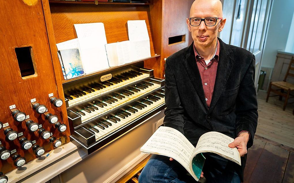 Arjan Versluis achter de klavieren in Gorinchem. beeld Cees van der Wal