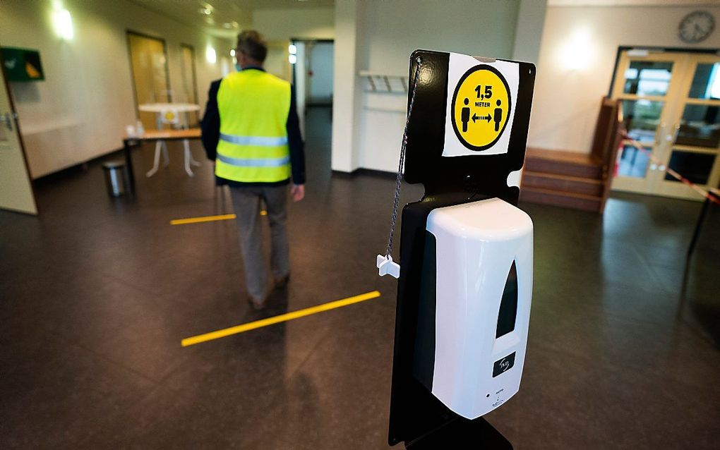 Coronamaatregelen in het kerkgebouw van de hersteld hervormde gemeente te Putten. beeld ANP, Jeroen Jumelet