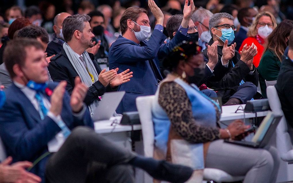 Delegaties zijn blij met het akkoord op de klimaattop. beeld EPA, ROBERT PERRY