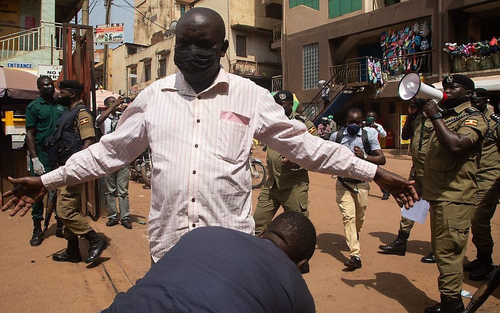 De politie in de Oegandese hoofdstad Kampala voert een controle uit na een bomaanslag in oktober door een jihadist. beeld AFP, Katumba Badru Sultan