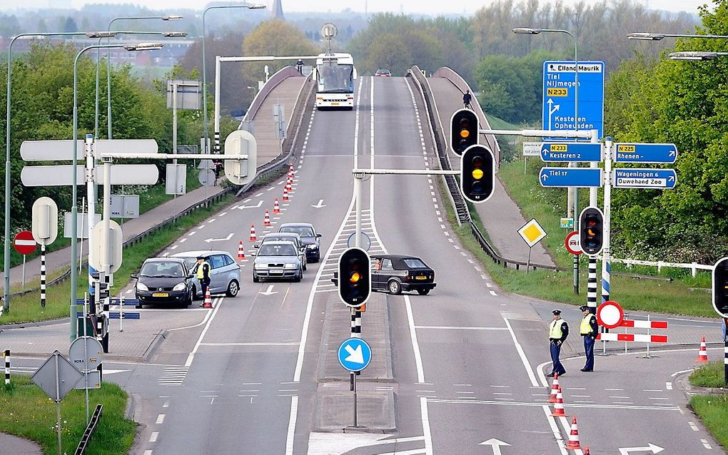 Archieffoto uit 2012 van de Rijnbrug bij Rhenen. beeld ANP, Lex van Lieshout