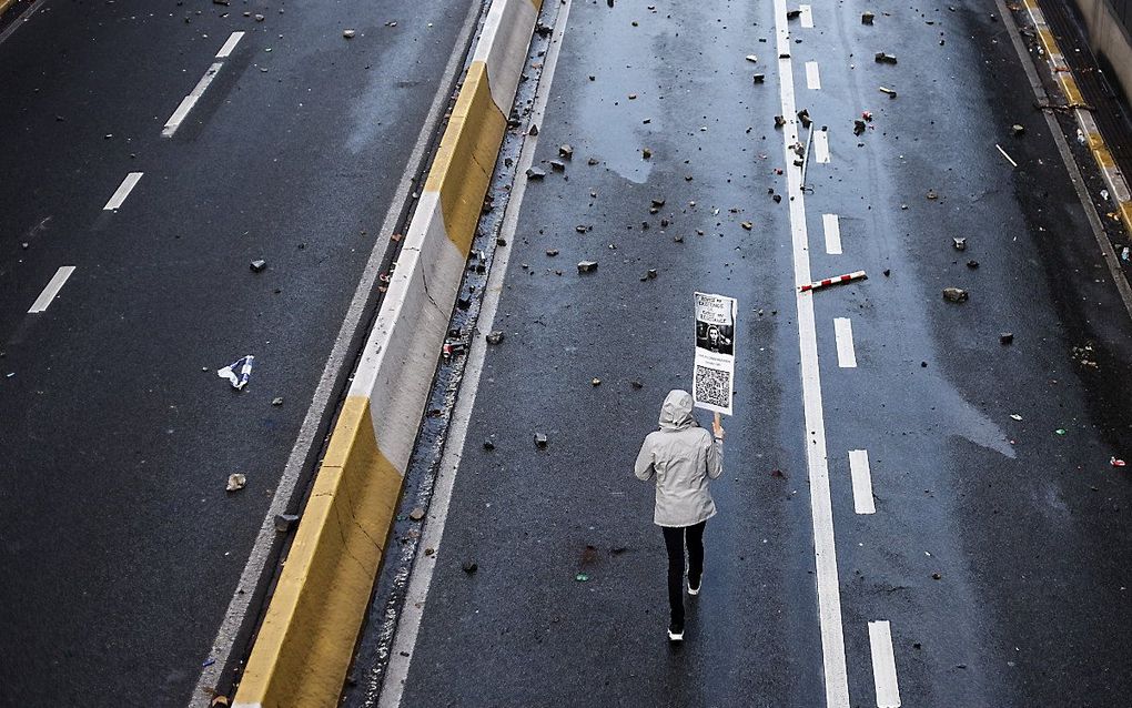 Demonstrant in Brussel protesteert tegen de coronamaatregelen. Ook in Nederland liep het in het weekend in diverse steden uit de hand. Beeld AFP, Kenzo TRIBOUILLARD